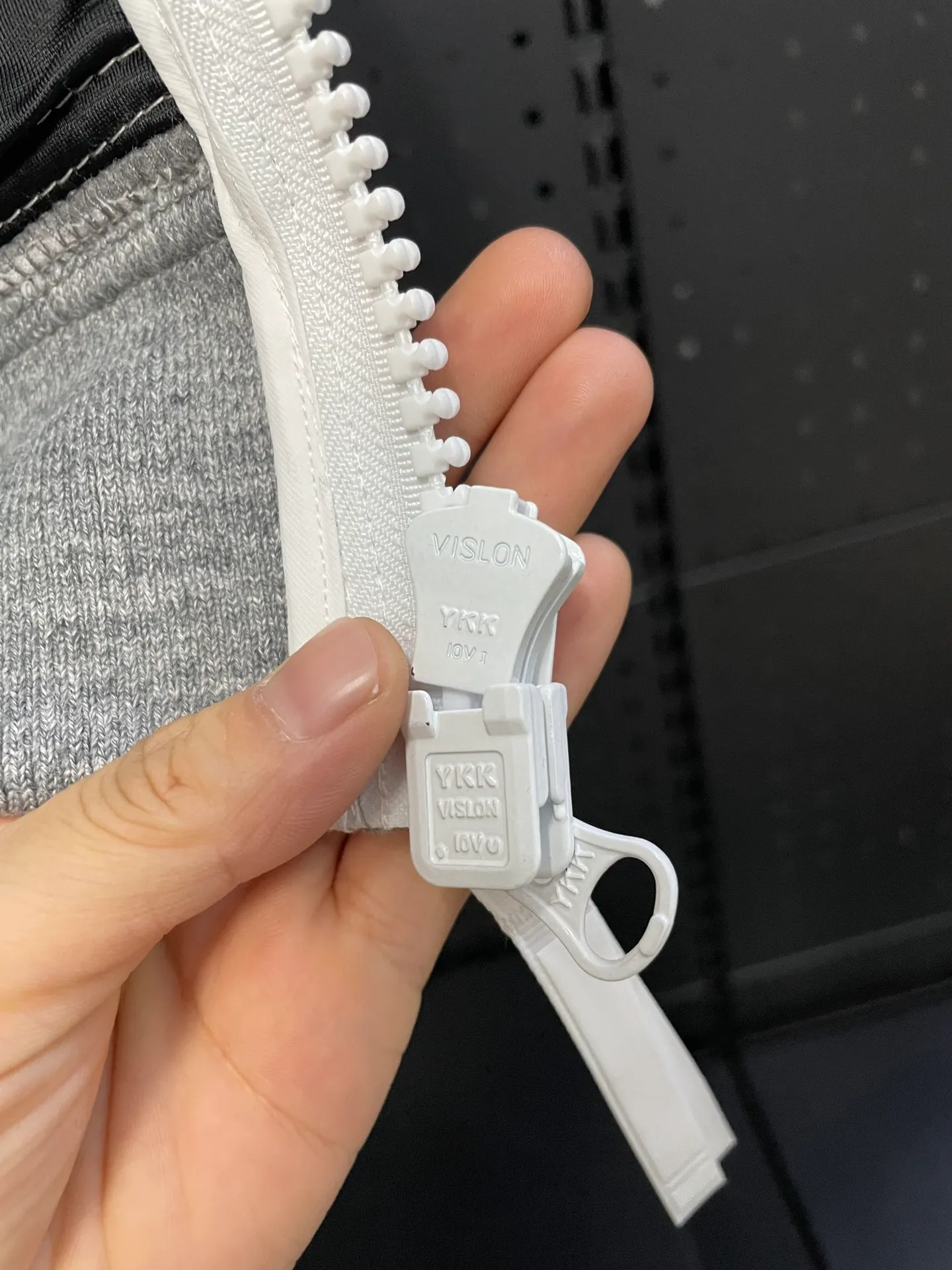 P600 Gray CANADA GOOSE/Canada Goose Autumn and Winter Couple's Fleece Vest Jacket 🔘Color: Black Gray Khaki Highest version Original fabric High version High quality) ⚠All details Fabric accessories craftsmanship (all 1:1 passed inspection) (The owner is a "detail monster" so the goods he makes also pay attention to details) 1⃣ Distinguish the wrong version of the market goods: all go single line ❌ Our genuine 1:1 special machine presses the line (high requirements for machine workers) 2⃣ Differentiates the market from drawings and making goods. Fabric color difference is too big. You get what you pay for, not fast food. 3⃣ Differentiates the market from low-end versions to receive labels, hang tags, and wash labels. All our accessories are custom-made (approved level) 4⃣ Differentiates the market from the detail-free workmanship❌ Our workmanship: neckline, shoulder line, armholes, cuffs, hem (In order to increase the cost, we must also restore the original product: yoke taping, double needle threading🔍) Size: S-XXL